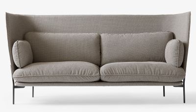 Graues Cloud Sofa mit hoher Rückenlehne, 3-Sitzer, Stoffbezug und schwarzen Füßen.